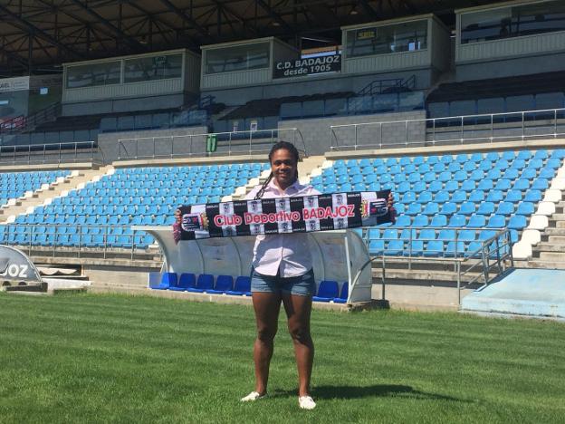 Vania Martins posa con la bufanda del Badajoz en su presentación en el Nuevo Vivero. FEMENINO