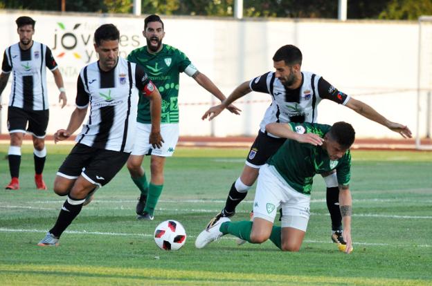 José Ángel y Cidoncha en el partido ante el Villanovense. :: E. D.