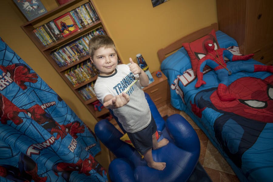 Juan Mari en su cuarto, donde queda claro cuál es su superhéroe favorito, Spiderman. 