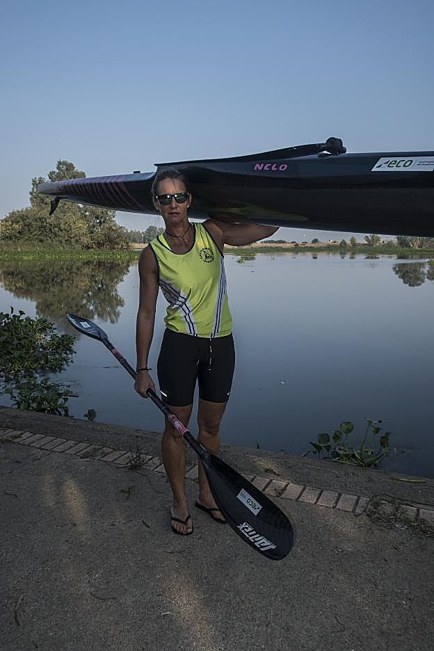 Ana Belén Rey con su piragua a hombros. :: pakopí