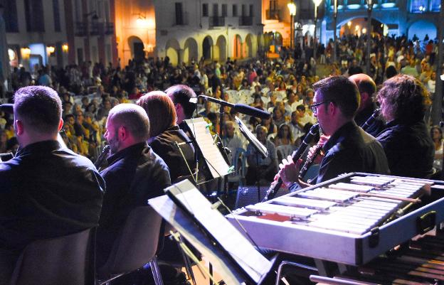 Lleno a rebosar en la Plaza Alta:: CASIMIRO MORENO 