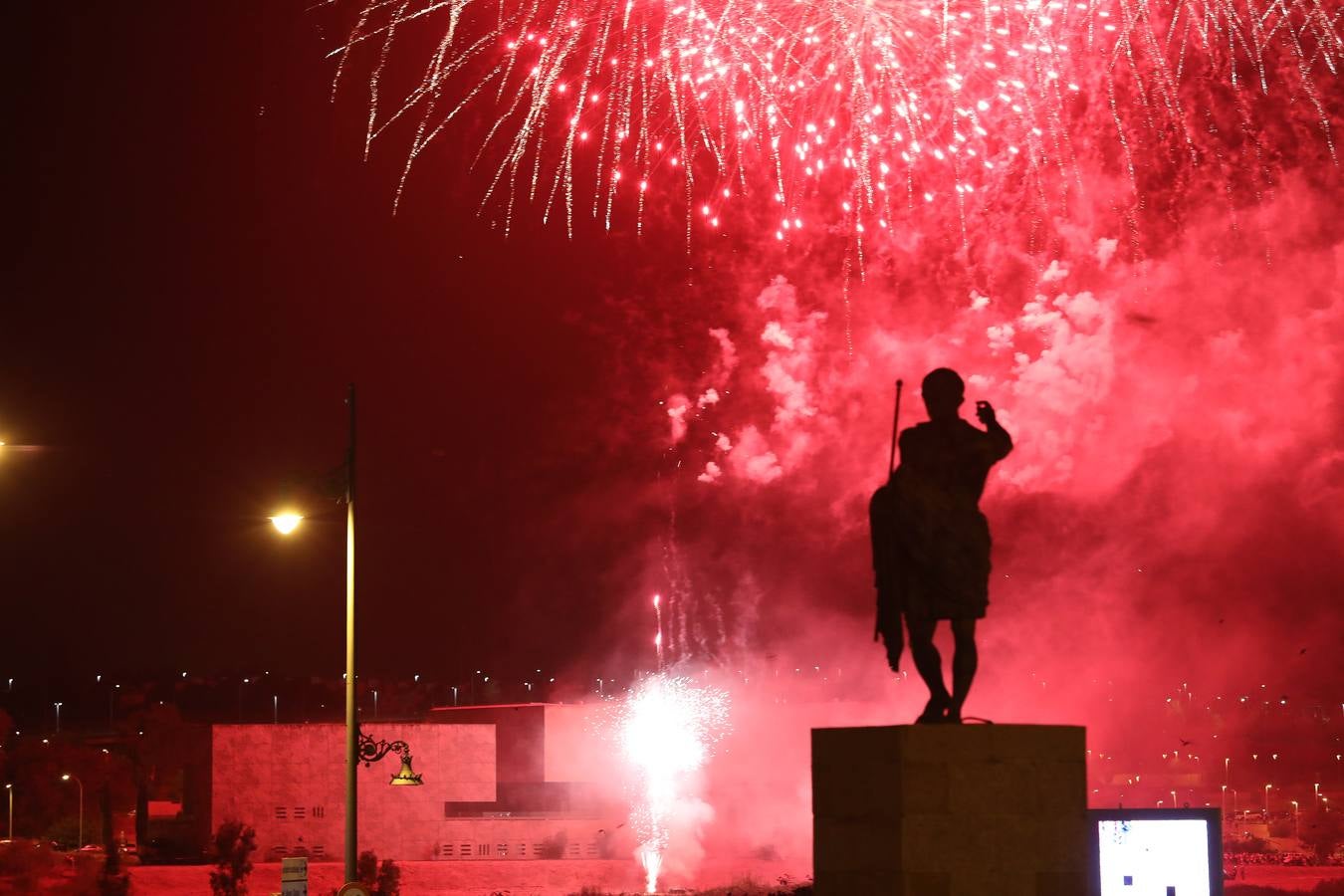 Con el tradicional espectáculo de fuegos artificiales finalizó la Feria de Mérida