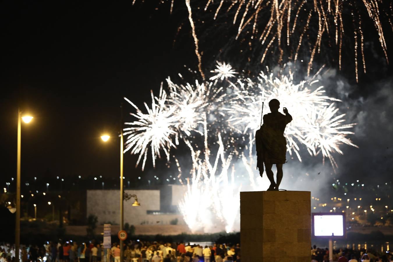 Con el tradicional espectáculo de fuegos artificiales finalizó la Feria de Mérida
