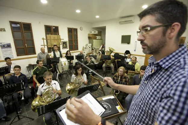 Francisco Javier Cortés, en primer plano, dirige uno de los ensayos de la banda. :: lorenzo cordero