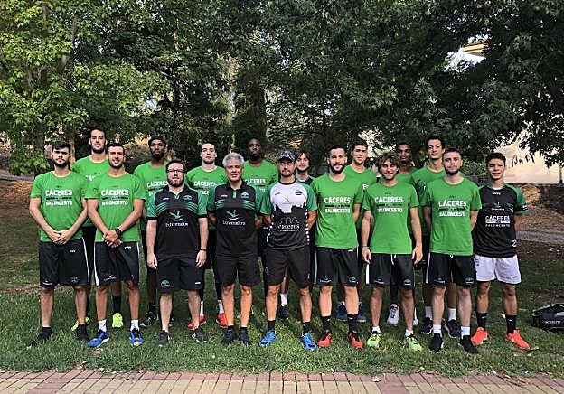 Técnicos y plantilla del Cáceres, ayer en el Parque del Príncipe. :: cáceres