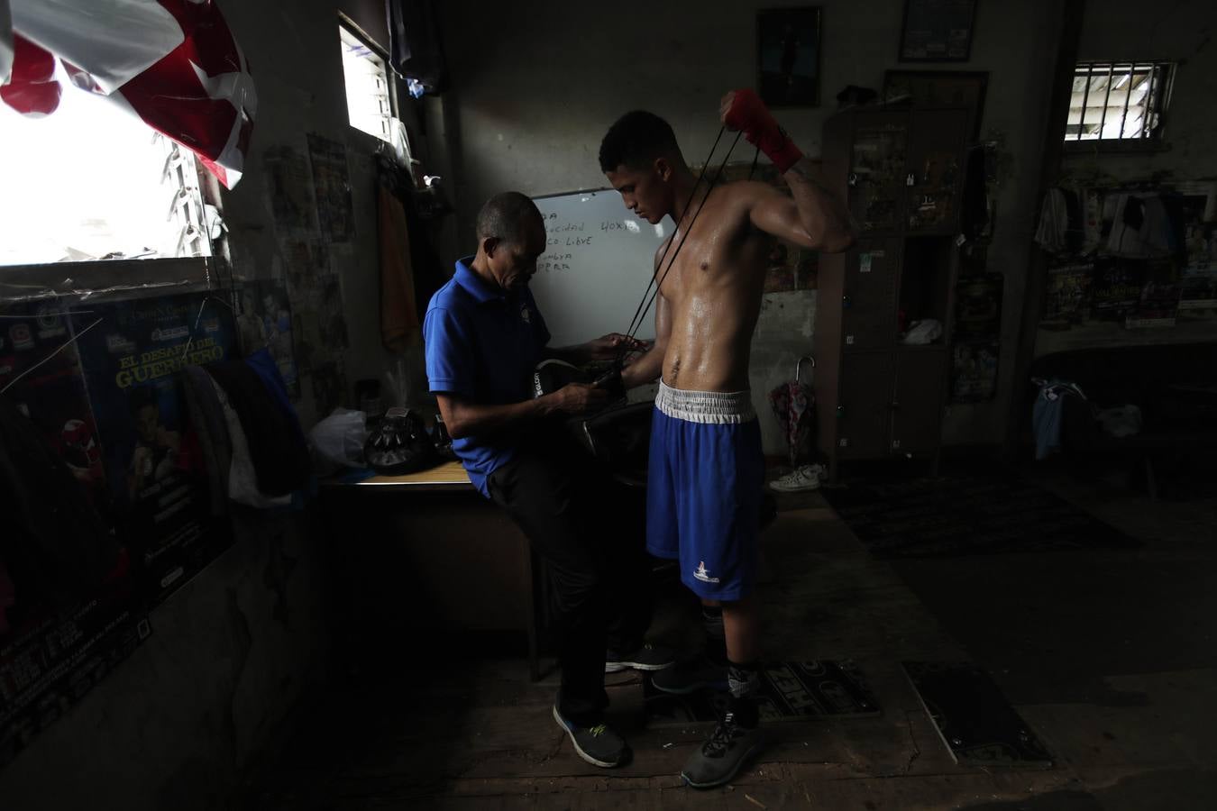 Un boxeador mientras entrena en el gimnasio de la cuadra "Los Rockeros" en el barrio de Santa Ana de Ciudad de Panamá 