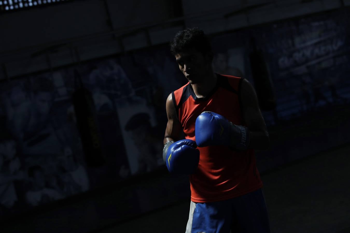 Un boxeador mientras entrena en el gimnasio conocido como Pedro "Rockero" Alcázar en el barrio de Curundú de Ciudad de Panamá. 