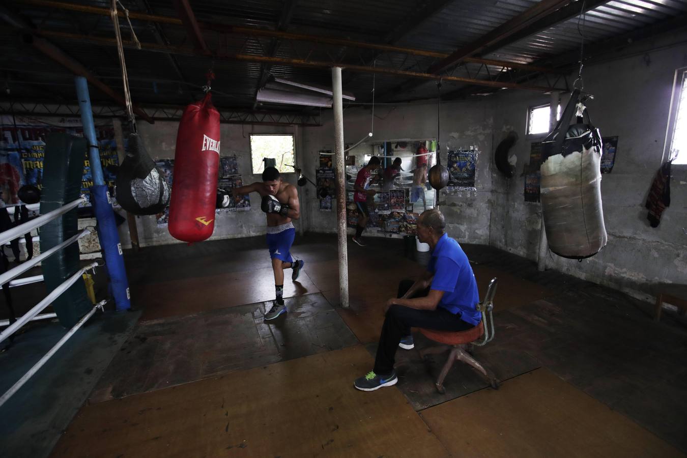 Un boxeador mientras entrena en el gimnasio de la cuadra "Los Rockeros" en el barrio de Santa Ana de Ciudad de Panamá. 