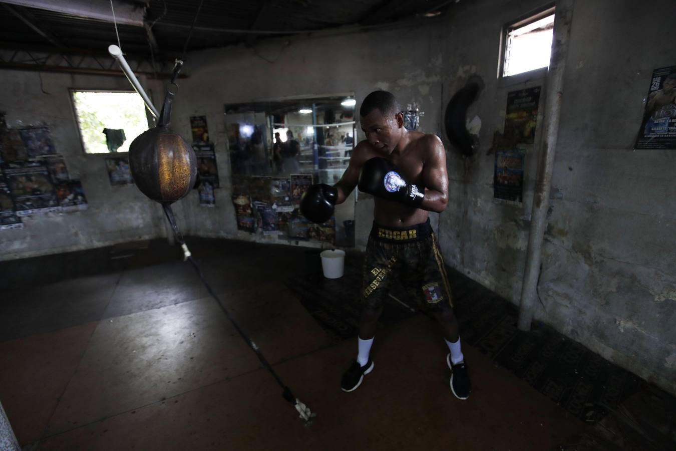 Un boxeador mientras entrena en el gimnasio de la cuadra "Los Rockeros" en el barrio de Santa Ana de Ciudad de Panamá. 