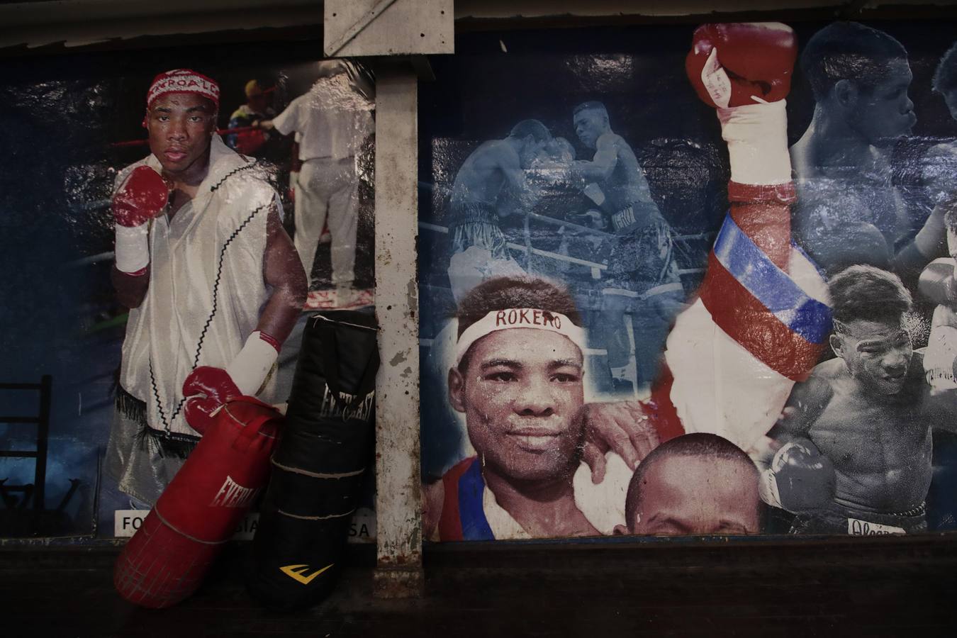 Un mural con la imagen del campeón mundial de boxeo panameño Pedro "Rockero" Alcázar en el gimnasio que lleva su nombre en el barrio de Curundú en Ciudad de Panamá