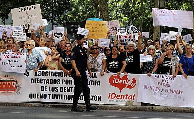 Concentración de afectados de iDental en Madrid el pasado julio.