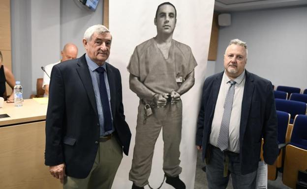 Cándido Ibar y Andrés Krakenberg, junto a una imagen de Pablo.