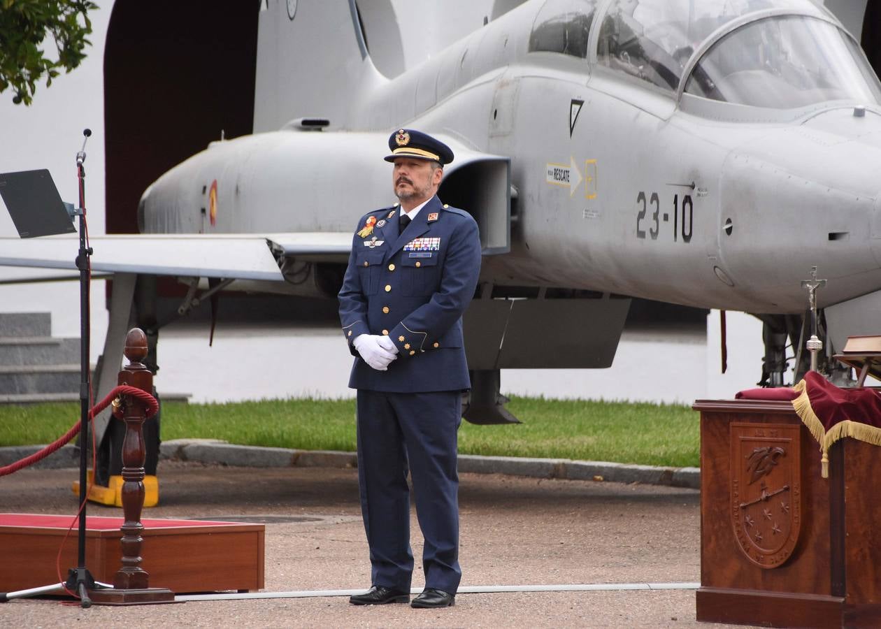 El coronel Francisco Javier Vidal Fernández ha tomado posesión del nuevo jefe de la Base Aérea de Talavera la Real y Ala 23 en sustitución del coronel Francisco Baños Castillo. Al acto, que se ha celebrado en la base pacense, ha asistido la delegada del Gobierno en Extremadura, Yolanda García Seco, entre otros. También ha asistido la vicepresidenta de la Junta de Extremadura y consejera de Hacienda y Administración Pública, Pilar Blanco-Morales; el vicepresidente primero de la Asamblea de Extremadura, José Andrés Mendo: y el alcalde de Badajoz, Francisco Javier Fragoso