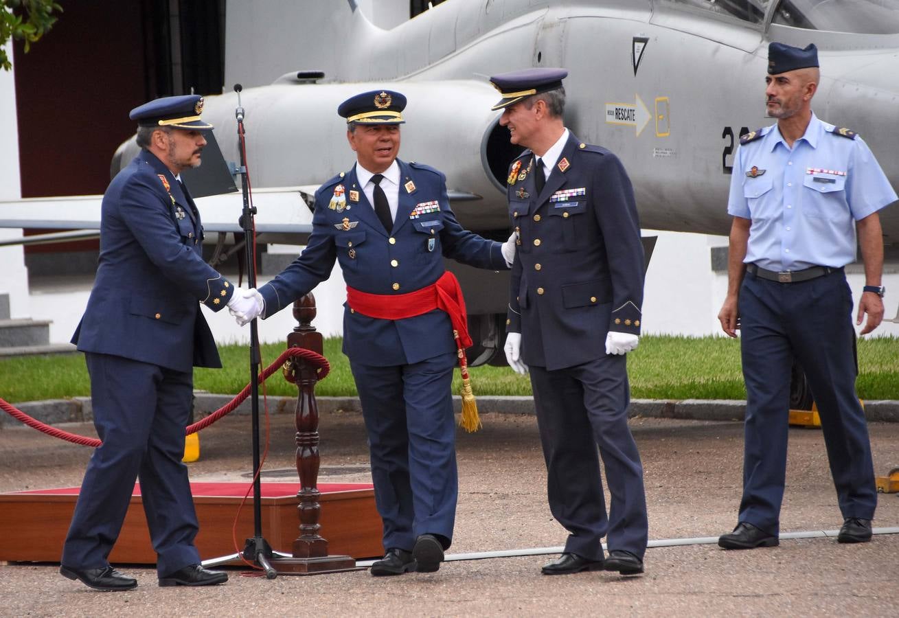 El coronel Francisco Javier Vidal Fernández ha tomado posesión del nuevo jefe de la Base Aérea de Talavera la Real y Ala 23 en sustitución del coronel Francisco Baños Castillo. Al acto, que se ha celebrado en la base pacense, ha asistido la delegada del Gobierno en Extremadura, Yolanda García Seco, entre otros. También ha asistido la vicepresidenta de la Junta de Extremadura y consejera de Hacienda y Administración Pública, Pilar Blanco-Morales; el vicepresidente primero de la Asamblea de Extremadura, José Andrés Mendo: y el alcalde de Badajoz, Francisco Javier Fragoso