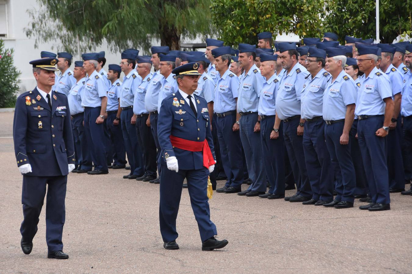 El coronel Francisco Javier Vidal Fernández ha tomado posesión del nuevo jefe de la Base Aérea de Talavera la Real y Ala 23 en sustitución del coronel Francisco Baños Castillo. Al acto, que se ha celebrado en la base pacense, ha asistido la delegada del Gobierno en Extremadura, Yolanda García Seco, entre otros. También ha asistido la vicepresidenta de la Junta de Extremadura y consejera de Hacienda y Administración Pública, Pilar Blanco-Morales; el vicepresidente primero de la Asamblea de Extremadura, José Andrés Mendo: y el alcalde de Badajoz, Francisco Javier Fragoso