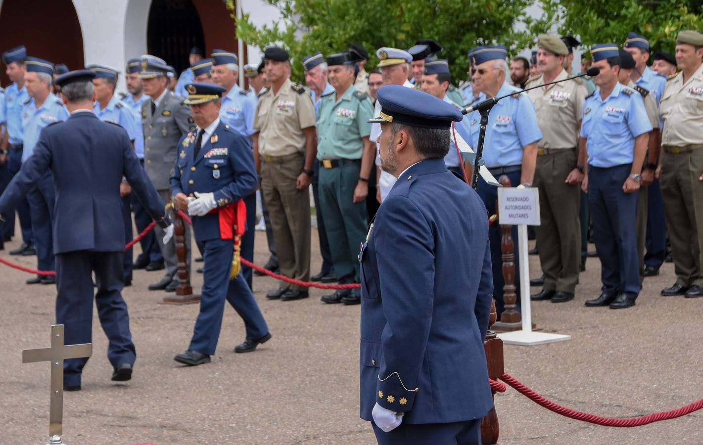 El coronel Francisco Javier Vidal Fernández ha tomado posesión del nuevo jefe de la Base Aérea de Talavera la Real y Ala 23 en sustitución del coronel Francisco Baños Castillo. Al acto, que se ha celebrado en la base pacense, ha asistido la delegada del Gobierno en Extremadura, Yolanda García Seco, entre otros. También ha asistido la vicepresidenta de la Junta de Extremadura y consejera de Hacienda y Administración Pública, Pilar Blanco-Morales; el vicepresidente primero de la Asamblea de Extremadura, José Andrés Mendo: y el alcalde de Badajoz, Francisco Javier Fragoso