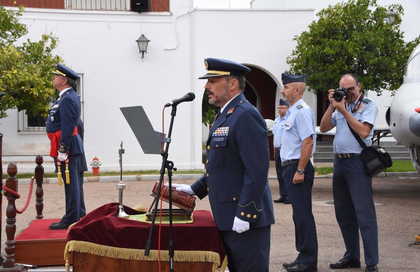El coronel Francisco Javier Vidal Fernández ha tomado posesión del nuevo jefe de la Base Aérea de Talavera la Real y Ala 23 en sustitución del coronel Francisco Baños Castillo. Al acto, que se ha celebrado en la base pacense, ha asistido la delegada del Gobierno en Extremadura, Yolanda García Seco, entre otros. También ha asistido la vicepresidenta de la Junta de Extremadura y consejera de Hacienda y Administración Pública, Pilar Blanco-Morales; el vicepresidente primero de la Asamblea de Extremadura, José Andrés Mendo: y el alcalde de Badajoz, Francisco Javier Fragoso