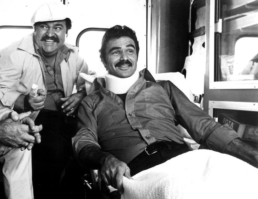 Dom DeLuise (i) y Burt Reynolds, en una escena de la película 'Los locos de Cannoball' (1981). 