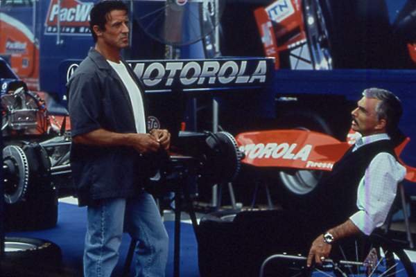 El ambiente de las carreras de coches recuperó a Reynolds en su particular reunión con Sylvester Stallone en 'Driven' (2001). 