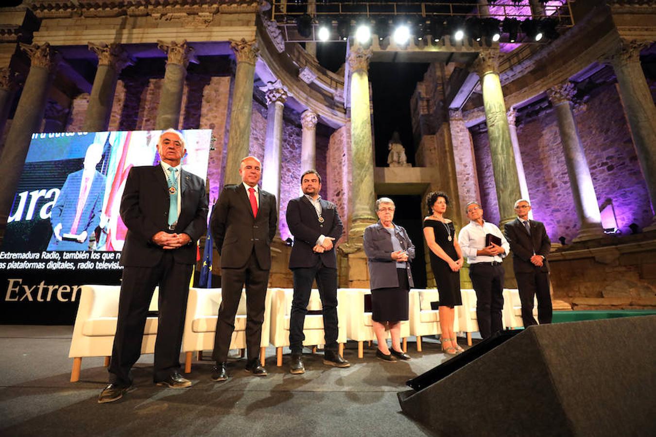 La reivindicación de la figura de la mujer y su importancia en la sociedad, la acción cultural en la región, y la alabanza a las personas que dedican su trabajo a ayudar a los más desfavorecidos han supuesto algunos de los puntos de atención en la ceremonia de entrega de las Medallas de Extremadura 2018