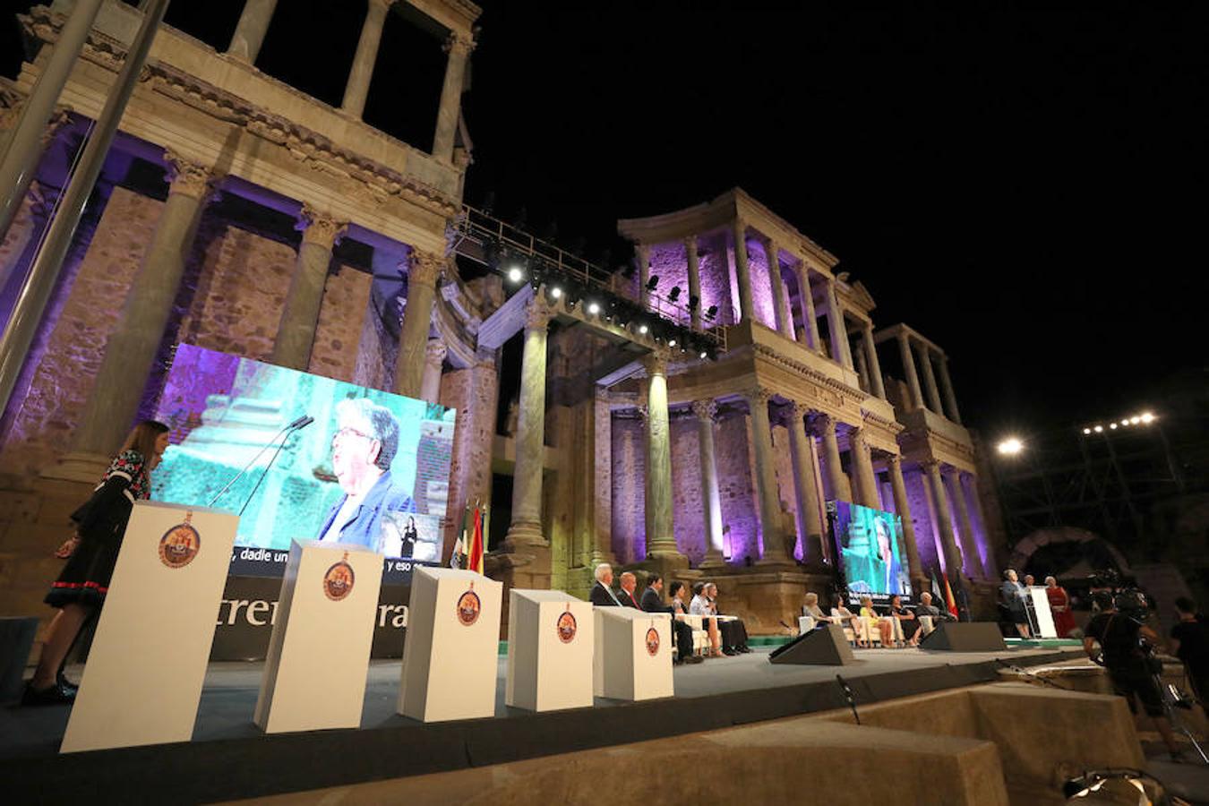 La reivindicación de la figura de la mujer y su importancia en la sociedad, la acción cultural en la región, y la alabanza a las personas que dedican su trabajo a ayudar a los más desfavorecidos han supuesto algunos de los puntos de atención en la ceremonia de entrega de las Medallas de Extremadura 2018