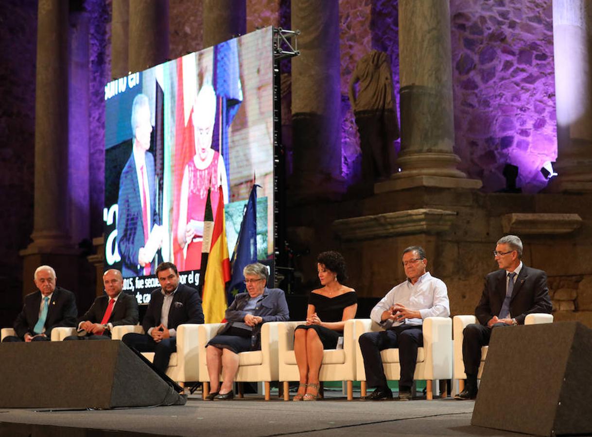 La reivindicación de la figura de la mujer y su importancia en la sociedad, la acción cultural en la región, y la alabanza a las personas que dedican su trabajo a ayudar a los más desfavorecidos han supuesto algunos de los puntos de atención en la ceremonia de entrega de las Medallas de Extremadura 2018