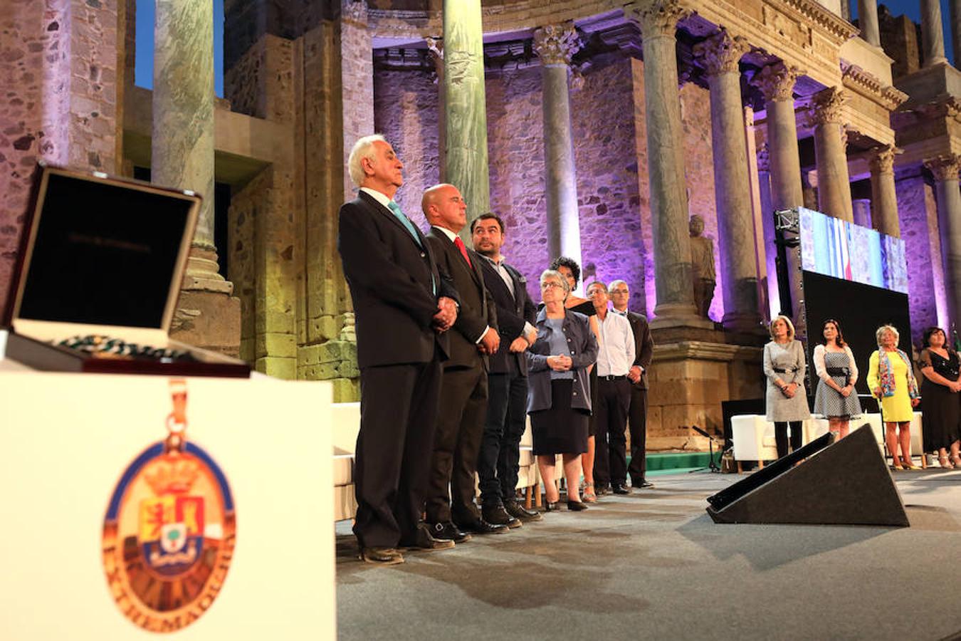 La reivindicación de la figura de la mujer y su importancia en la sociedad, la acción cultural en la región, y la alabanza a las personas que dedican su trabajo a ayudar a los más desfavorecidos han supuesto algunos de los puntos de atención en la ceremonia de entrega de las Medallas de Extremadura 2018