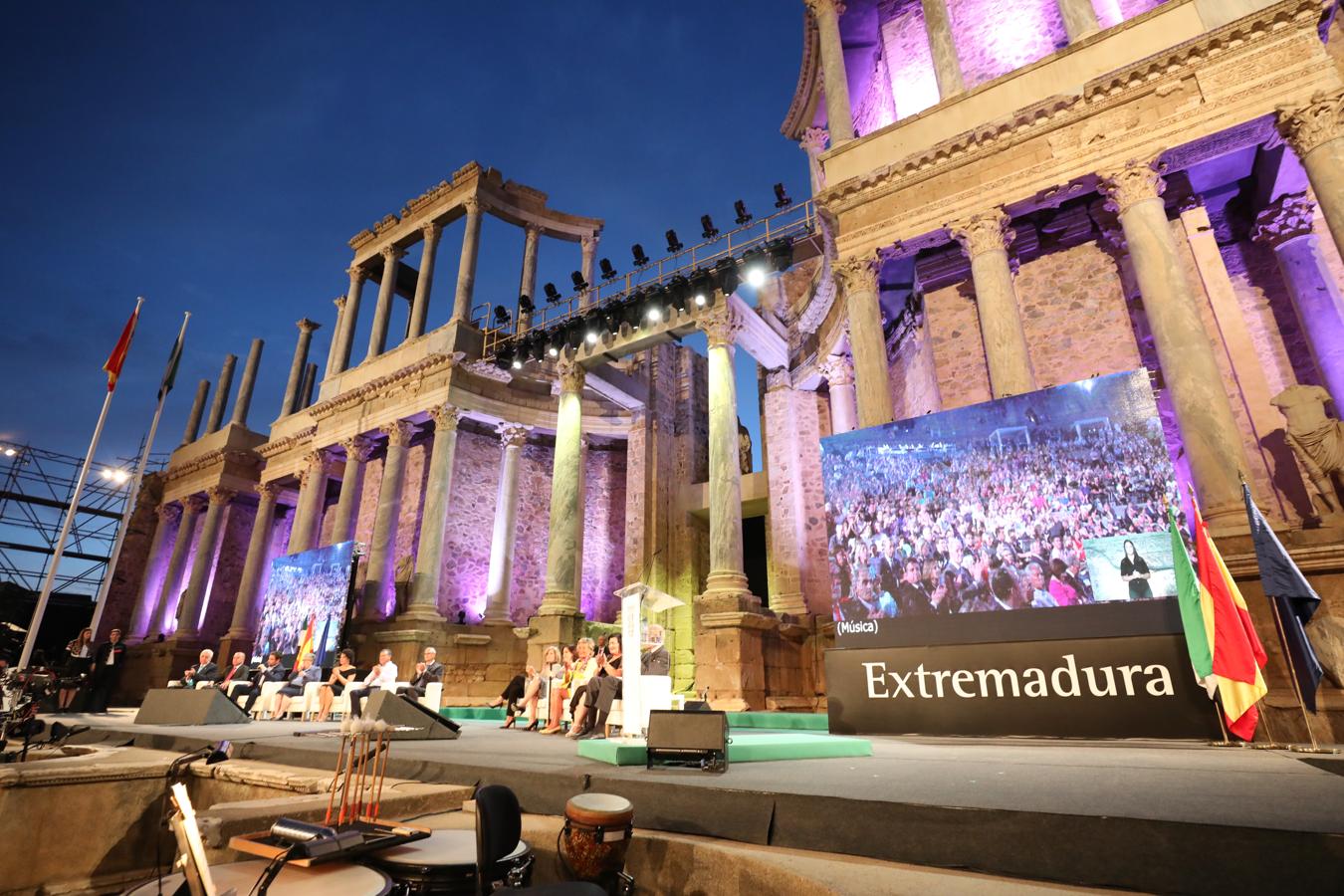 La reivindicación de la figura de la mujer y su importancia en la sociedad, la acción cultural en la región, y la alabanza a las personas que dedican su trabajo a ayudar a los más desfavorecidos han supuesto algunos de los puntos de atención en la ceremonia de entrega de las Medallas de Extremadura 2018