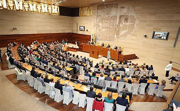 Imagen principal - Acto institucional en la Asamblea