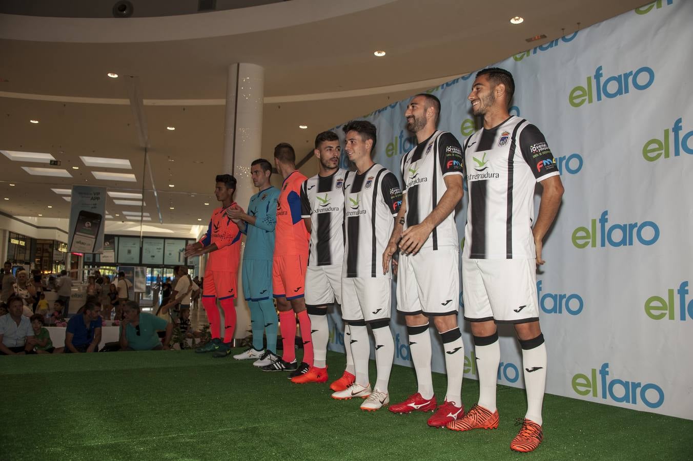 El acto tuvo lugar en el centro comercial El Faro y por allí se dejaron ver todos los estamentos del club blanquinegro para hacer la foto grupal y mostrar en público las nuevas caras de un plantel muy renovado a la órdenes del técnico Patxi Salinas