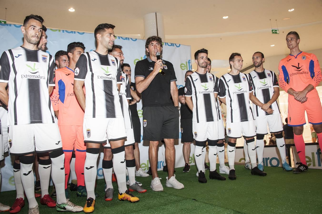 El acto tuvo lugar en el centro comercial El Faro y por allí se dejaron ver todos los estamentos del club blanquinegro para hacer la foto grupal y mostrar en público las nuevas caras de un plantel muy renovado a la órdenes del técnico Patxi Salinas