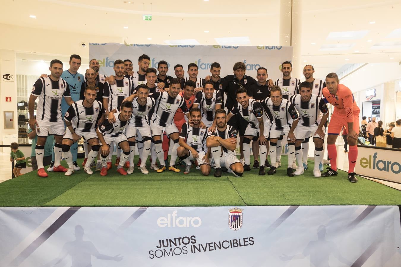 El acto tuvo lugar en el centro comercial El Faro y por allí se dejaron ver todos los estamentos del club blanquinegro para hacer la foto grupal y mostrar en público las nuevas caras de un plantel muy renovado a la órdenes del técnico Patxi Salinas