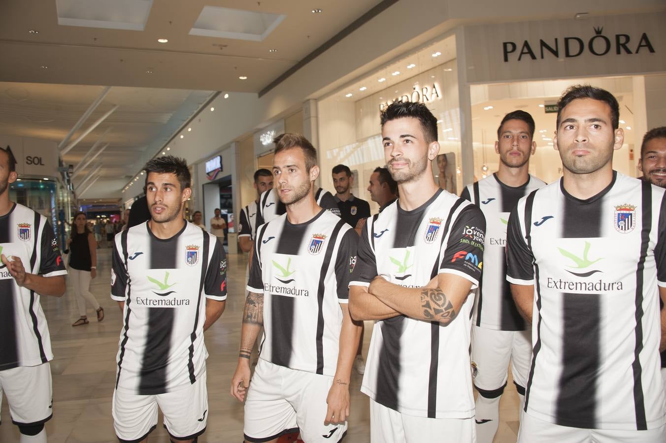 El acto tuvo lugar en el centro comercial El Faro y por allí se dejaron ver todos los estamentos del club blanquinegro para hacer la foto grupal y mostrar en público las nuevas caras de un plantel muy renovado a la órdenes del técnico Patxi Salinas