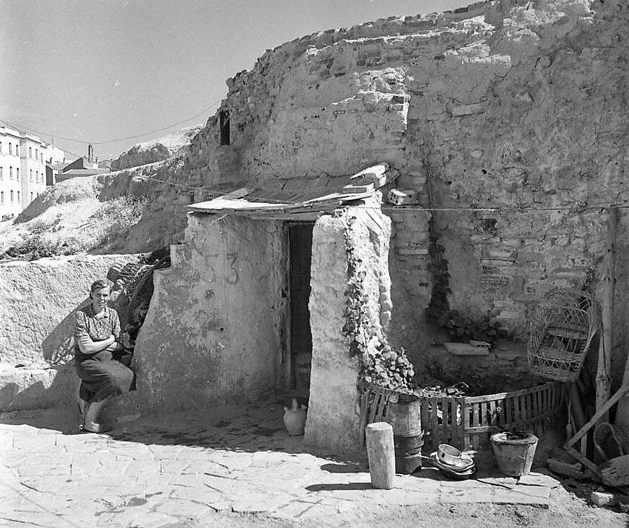 Cueva habitada en Usera. (Fotografía Juan Pando Barrero/Fototeca Nacional).