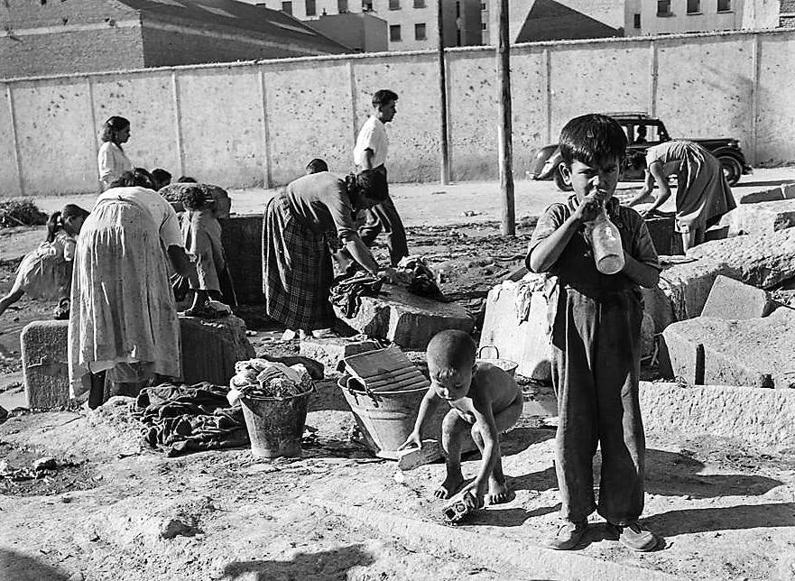 Mujeres lavando ropa en la zona de Legazpi. (Fotografía Juan Pando Barrero/Fototeca Nacional).