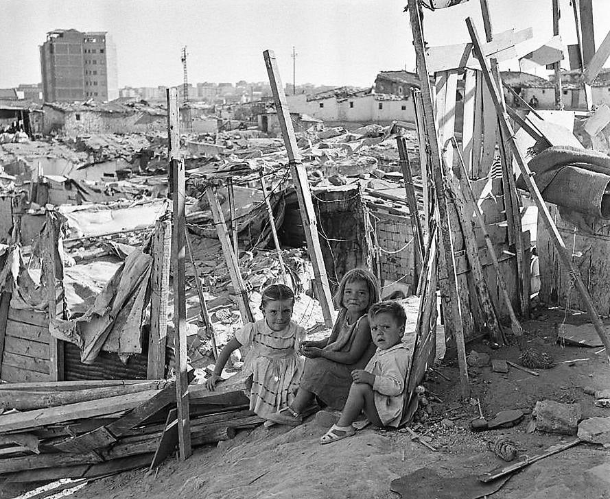 Niños entre chabolas. (Fotografía Juan Pando Barrero/Fototeca Nacional).