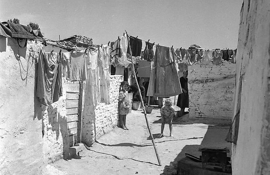 Niños t ropa tendida en La Milagrosa. (Fotografía Juan Pando Barrero/Fototeca Nacional).