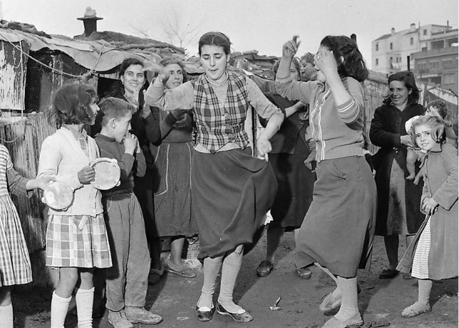 Chabolistas bailan pare festejar la Navidad de 1956. (Fotografía Juan Pando Barrero/Fototeca Nacional).