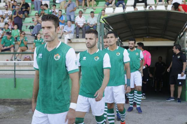 Salida al campo de los jugadores del Cacereño en el choque ante el Llerenense. :: armando méndez