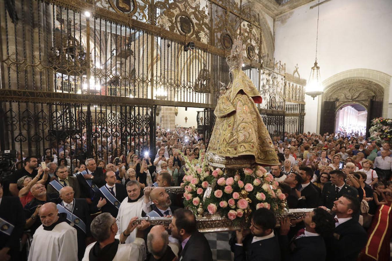 Miles de peregrinos han llegado hoy hasta el Real Monasterio, para participar en la fiesta popular y religiosa con motivo de la patrona