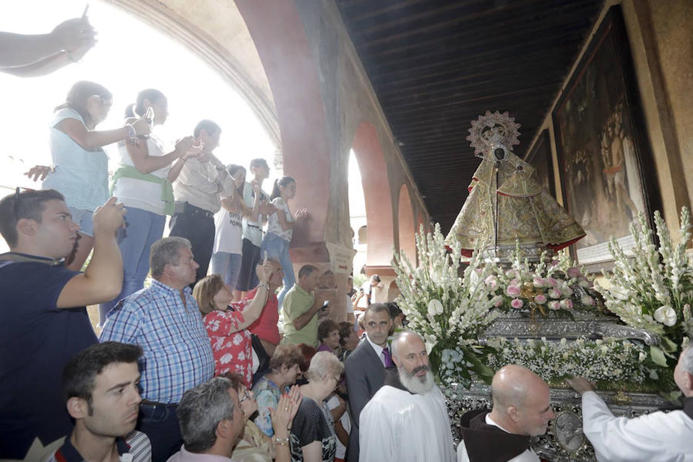 Miles de peregrinos han llegado hoy hasta el Real Monasterio, para participar en la fiesta popular y religiosa con motivo de la patrona