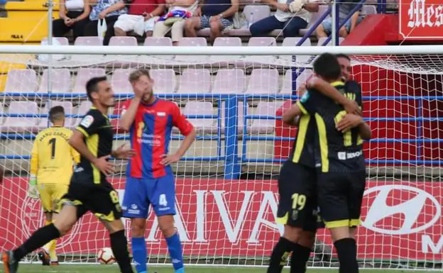 Álex Barrera, desesperado en la celebración de uno de los goles del Granada ayer en el Francisco de la Hera.