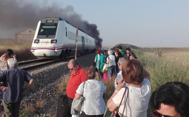 Un tren que salió ardiendo a finales de junio. / D. SERRANO