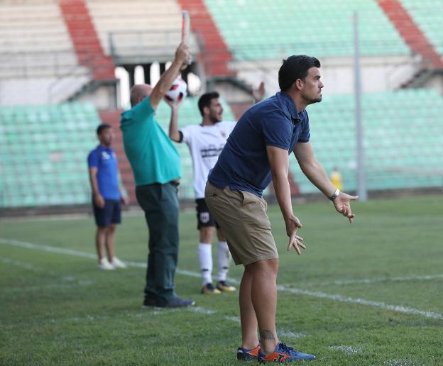 Santi Amaro, el pasado domingo ante el Diocesano. :: brígido