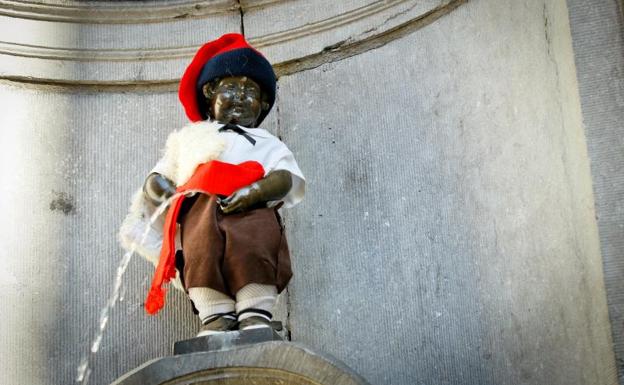 El Manneken Pis de Bruselas ataviado como un pastorcillo catalán.