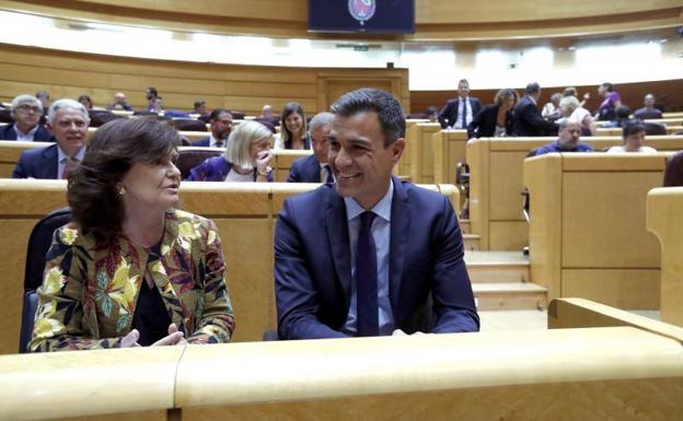 El presidente del Gobierno, Pedro Sánchez, junto a la ministra Carmen Calvo en el pleno del Senado.