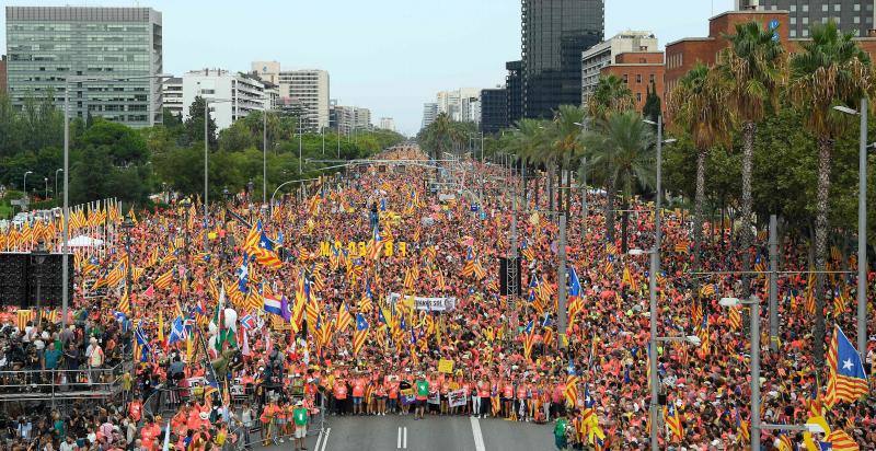 Esteladas, camisetas fluorescentes de color coral patrocinadas por la Asamblea Nacional Catalana (ANC) y lazos amarillos inundan las calles