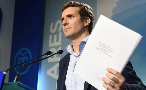 Casado expone documentación sobre su máster. 