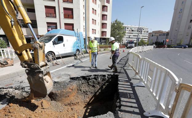 Trabajos de reparación de la avería, junto a la glorieta. :: L. CORDERO