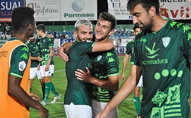 Sergio Domínguez felicita a Xiscu Martínez, autor del gol de la remontada del Villanovense ante el Badalona. :: E. D.